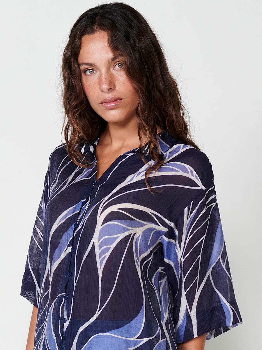 Chemise en voile à manches courtes avec col Mao et fermeture à bouton central avec ourlet arrondi et imprimé feuilles en bleu pour femme 2