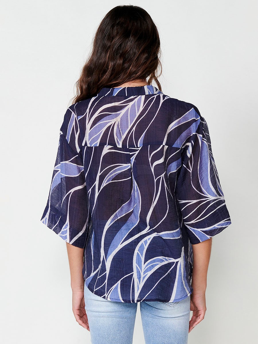 Chemise en voile à manches courtes avec col Mao et fermeture à bouton central avec ourlet arrondi et imprimé feuilles en bleu pour femme 3