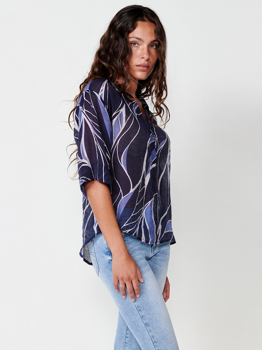 Chemise en voile à manches courtes avec col Mao et fermeture à bouton central avec ourlet arrondi et imprimé feuilles en bleu pour femme 7