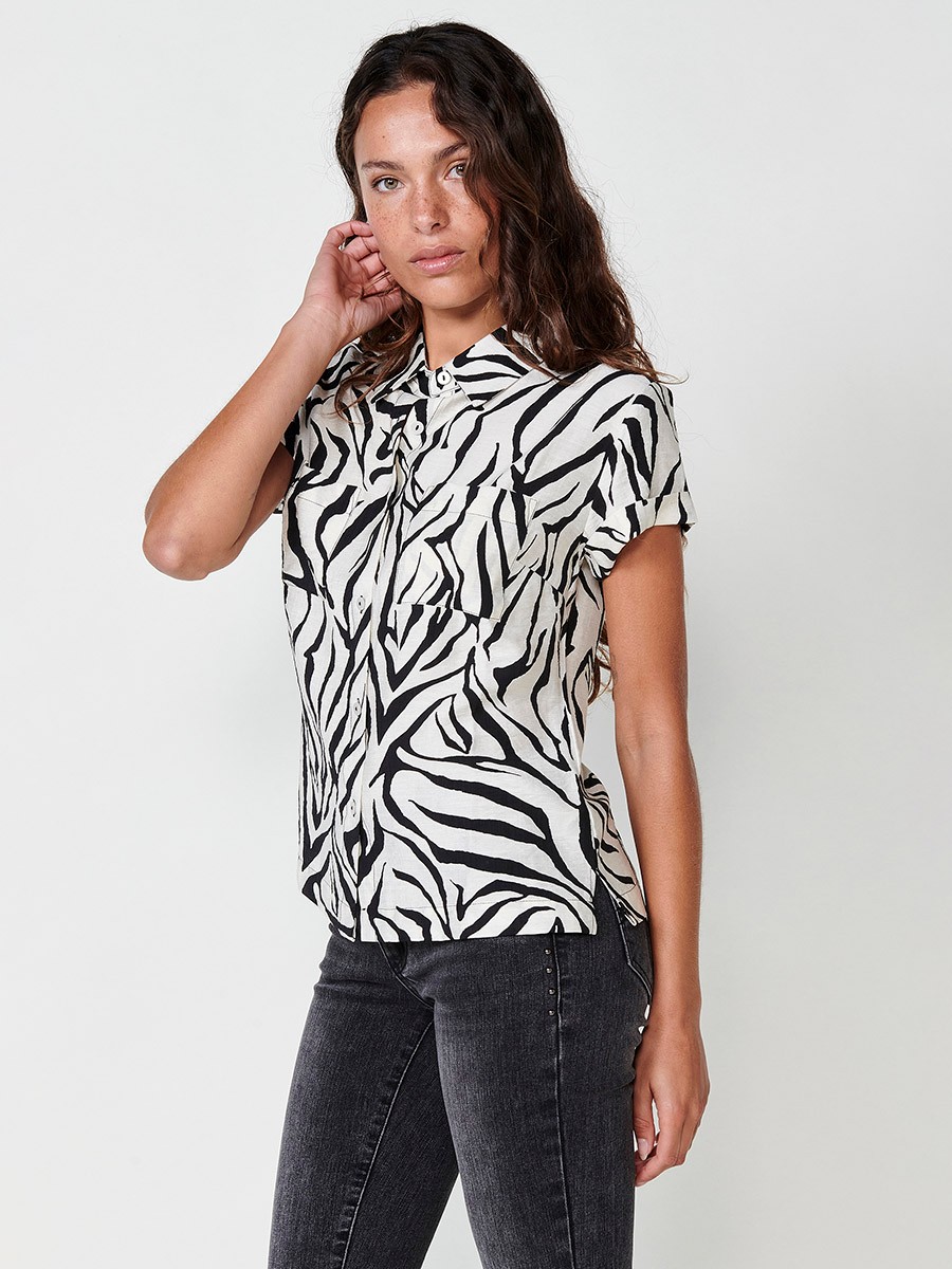 Camisa màniga curta amb detall doblegat i coll mao amb tanca amb botons amb estampat zebra, placa metàl·lica amb logo Koröshi a l'esquena color Blanc per a Dona 4