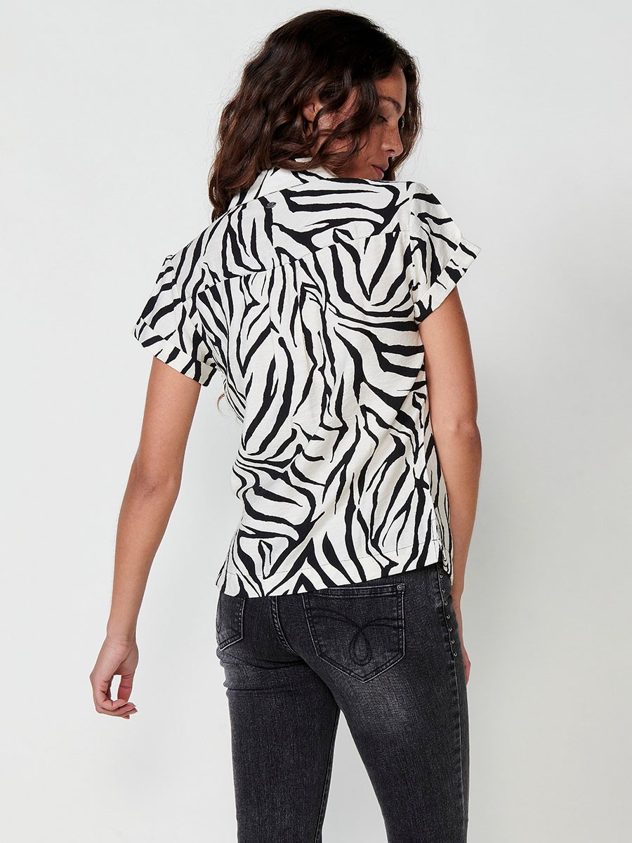 Camisa màniga curta amb detall doblegat i coll mao amb tanca amb botons amb estampat zebra, placa metàl·lica amb logo Koröshi a l'esquena color Blanc per a Dona 1