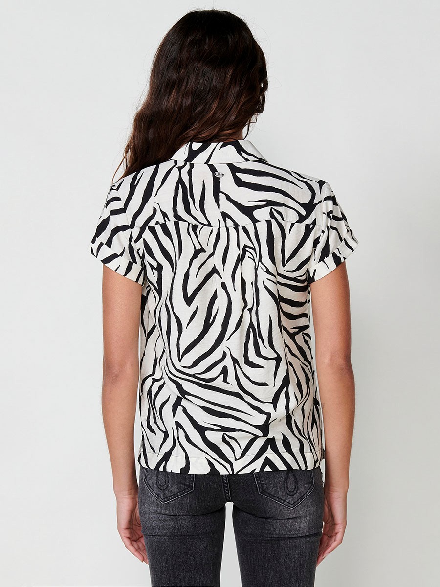 Camisa màniga curta amb detall doblegat i coll mao amb tanca amb botons amb estampat zebra, placa metàl·lica amb logo Koröshi a l'esquena color Blanc per a Dona 7