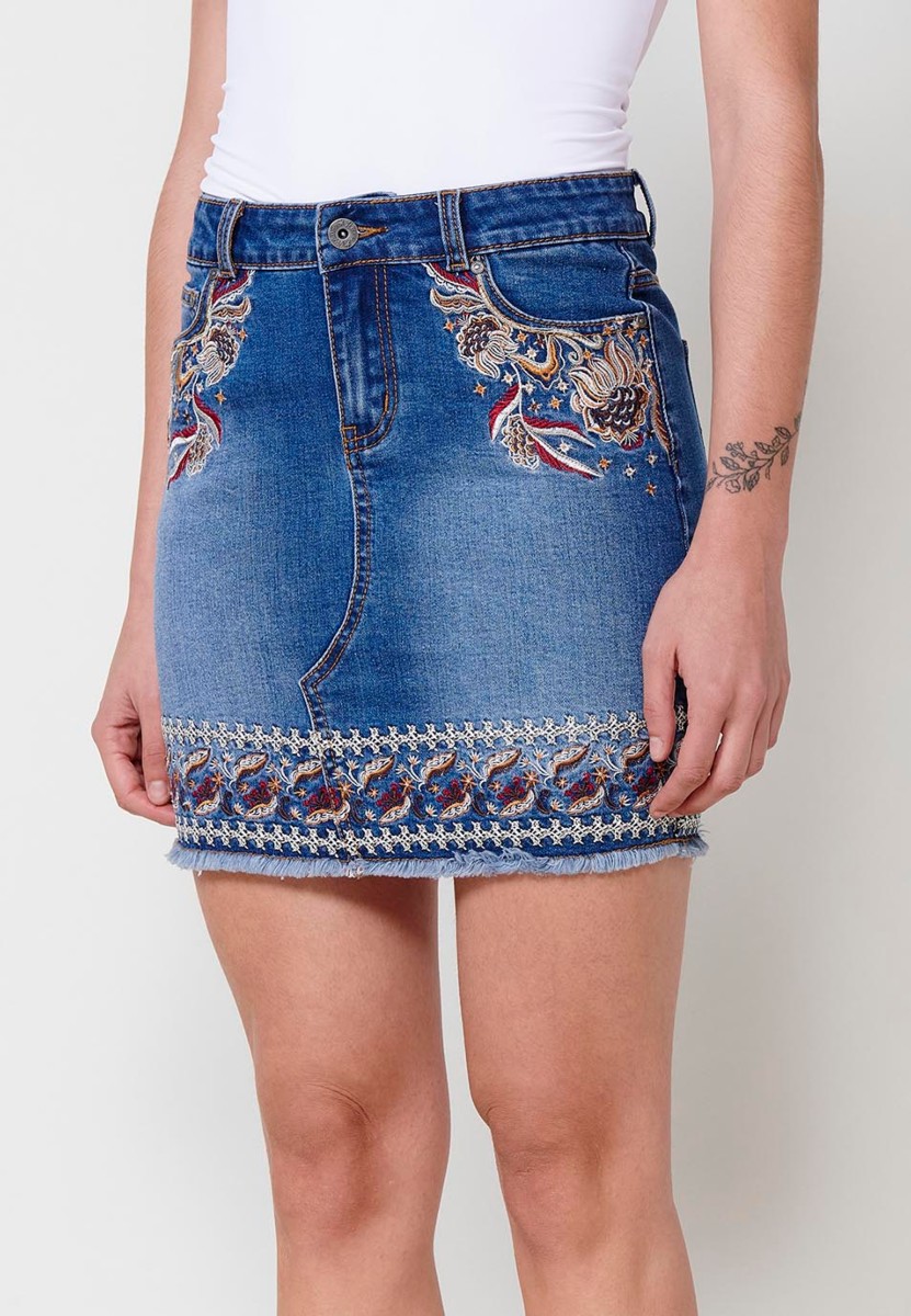 Falda corta denim con Acabado deshilachado y Bordados florales color Azul para Mujer 8