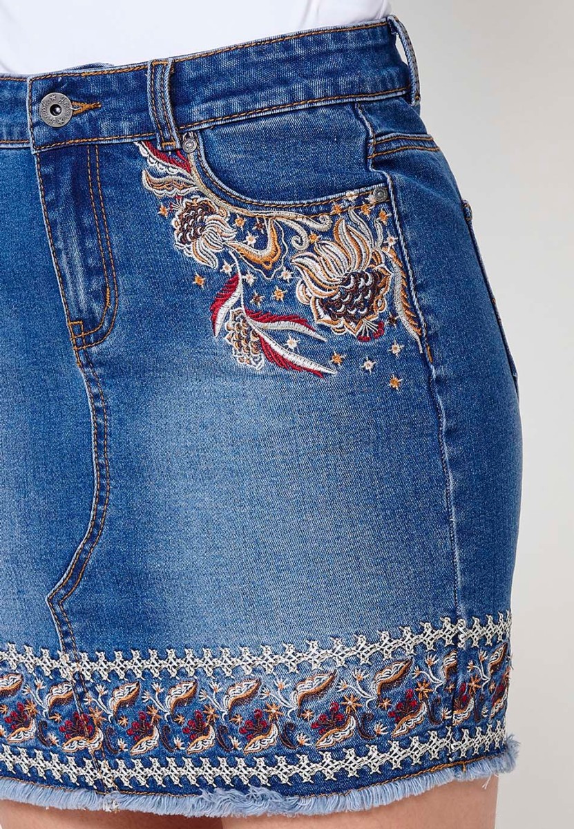 Falda corta denim con Acabado deshilachado y Bordados florales color Azul para Mujer 3