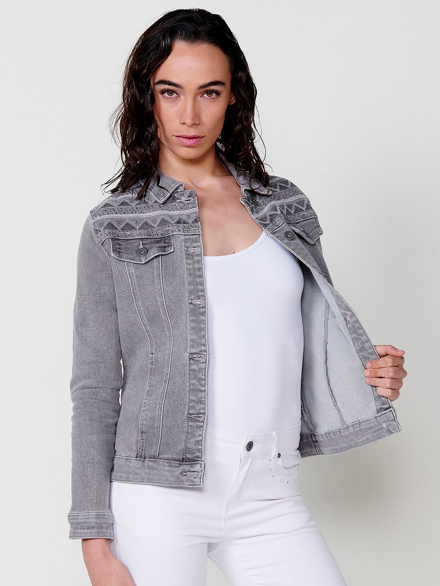 Chaqueta denim con detalles bordado para mujer color gris