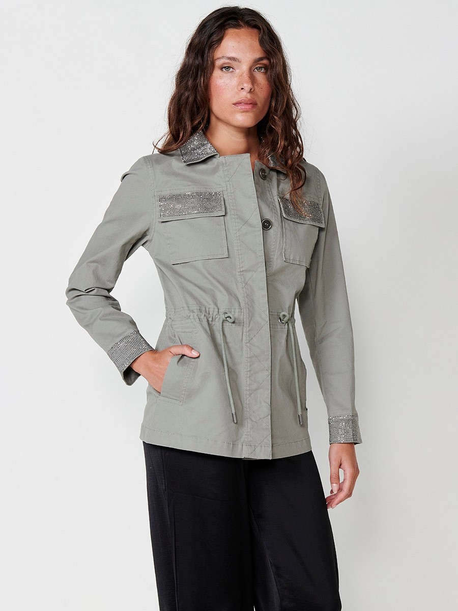 Adjustable waist cotton parka with hip length and long sleeves with a shirt collar and hidden central buttons, has flap pockets and shiny details on the collar, cuffs and pockets with a light interior lining, metallic logo plate in Khaki for Women