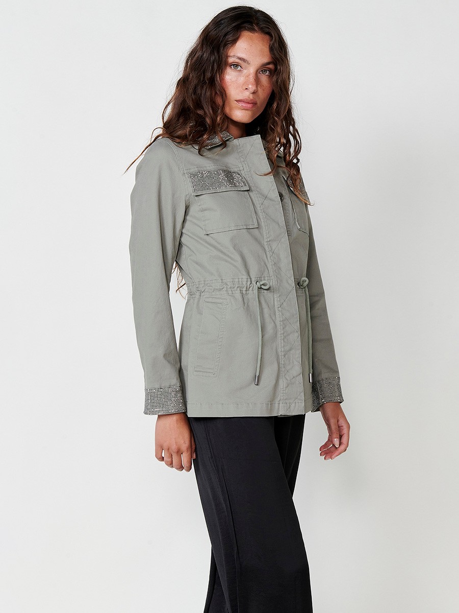 Adjustable waist cotton parka with hip length and long sleeves with a shirt collar and hidden central buttons, has flap pockets and shiny details on the collar, cuffs and pockets with a light interior lining, metallic logo plate in Khaki for Women