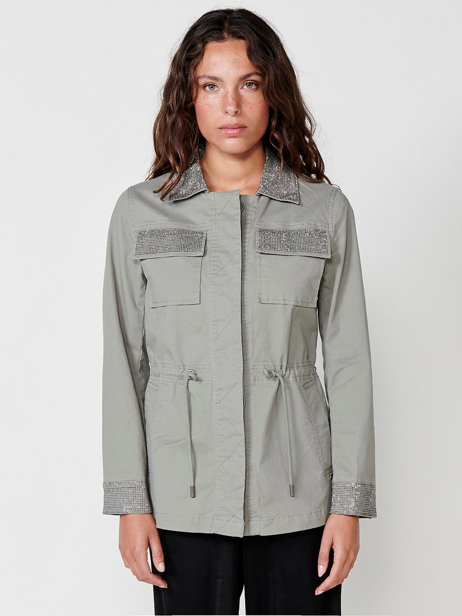 Adjustable waist cotton parka with hip length and long sleeves with a shirt collar and hidden central buttons, has flap pockets and shiny details on the collar, cuffs and pockets with a light interior lining, metallic logo plate in Khaki for Women