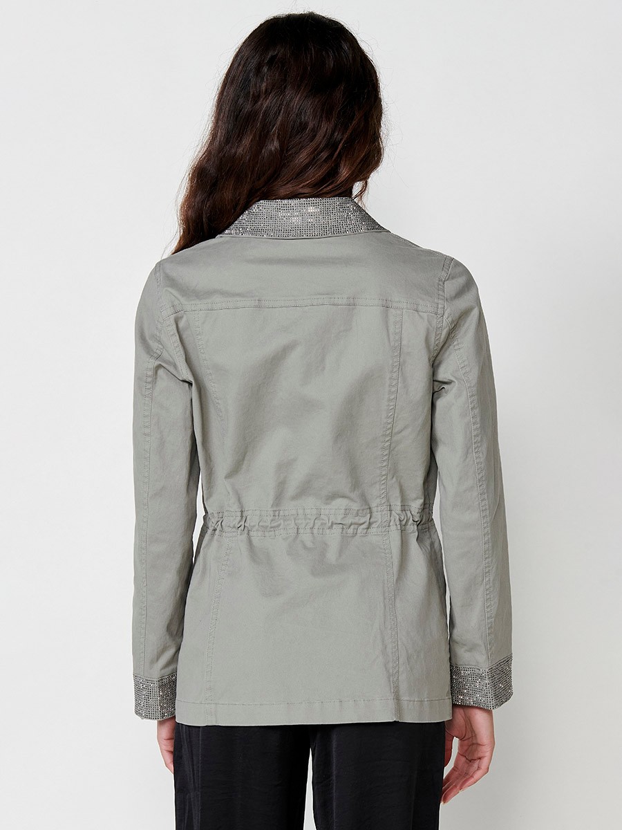 Adjustable waist cotton parka with hip length and long sleeves with a shirt collar and hidden central buttons, has flap pockets and shiny details on the collar, cuffs and pockets with a light interior lining, metallic logo plate in Khaki for Women