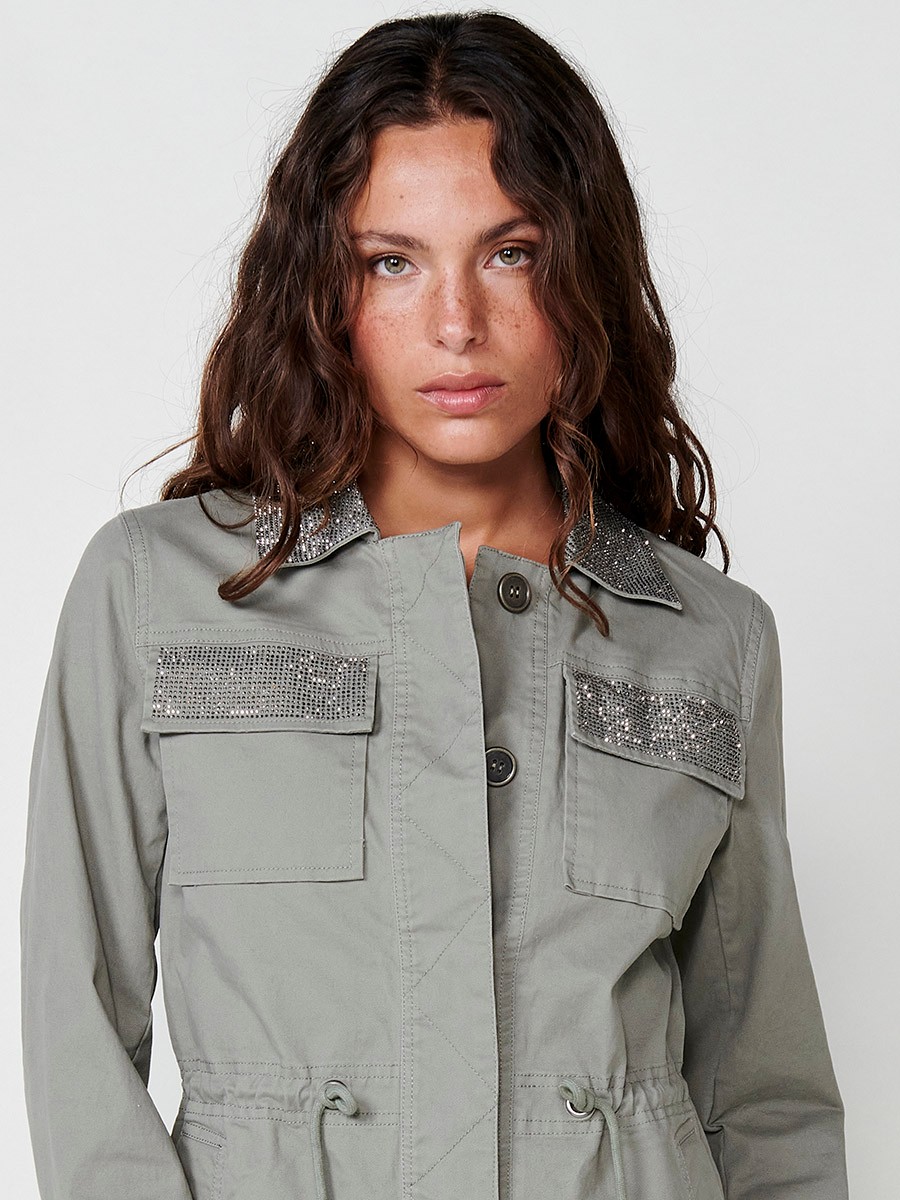 Adjustable waist cotton parka with hip length and long sleeves with a shirt collar and hidden central buttons, has flap pockets and shiny details on the collar, cuffs and pockets with a light interior lining, metallic logo plate in Khaki for Women