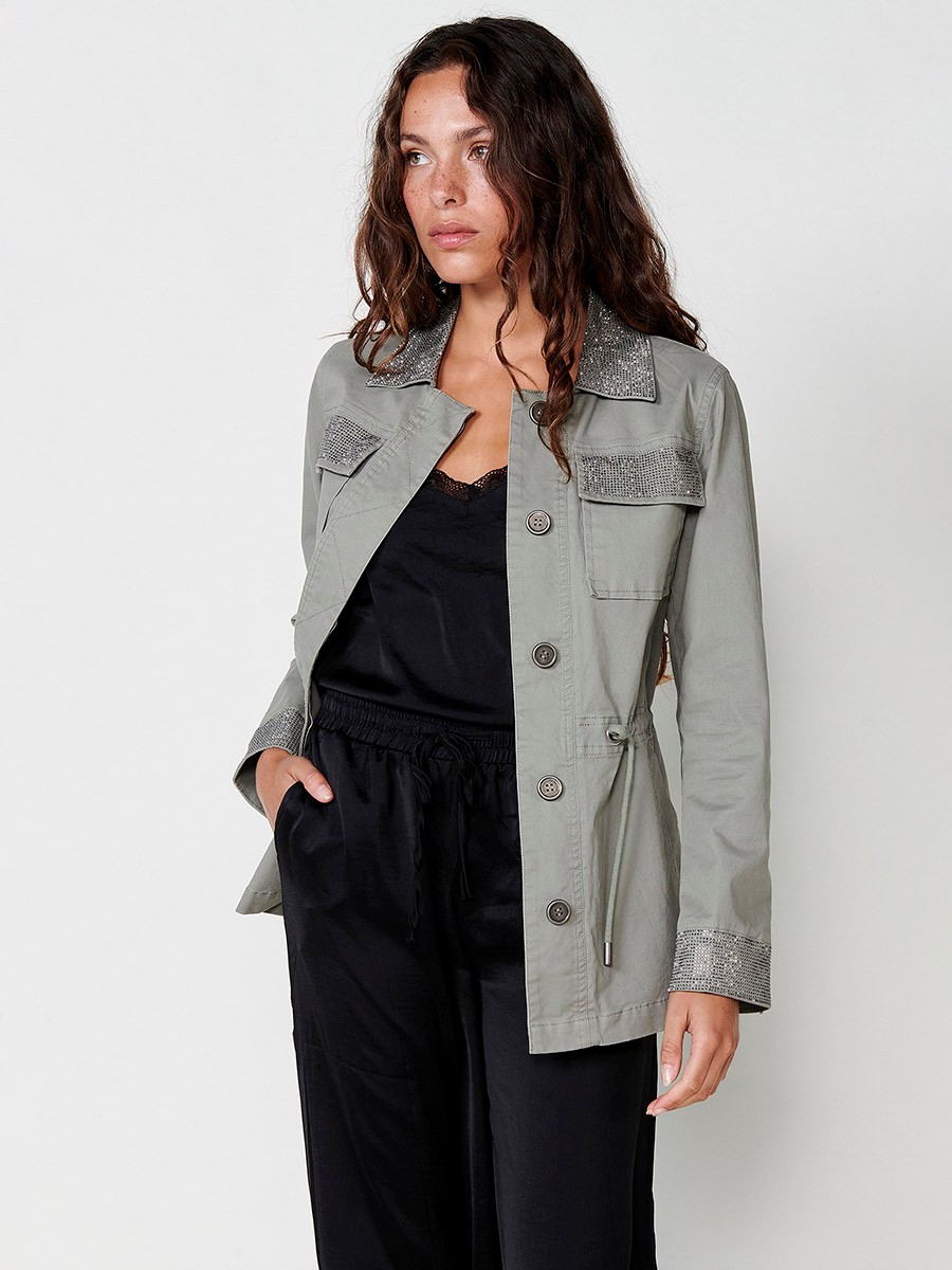 Adjustable waist cotton parka with hip length and long sleeves with a shirt collar and hidden central buttons, has flap pockets and shiny details on the collar, cuffs and pockets with a light interior lining, metallic logo plate in Khaki for Women