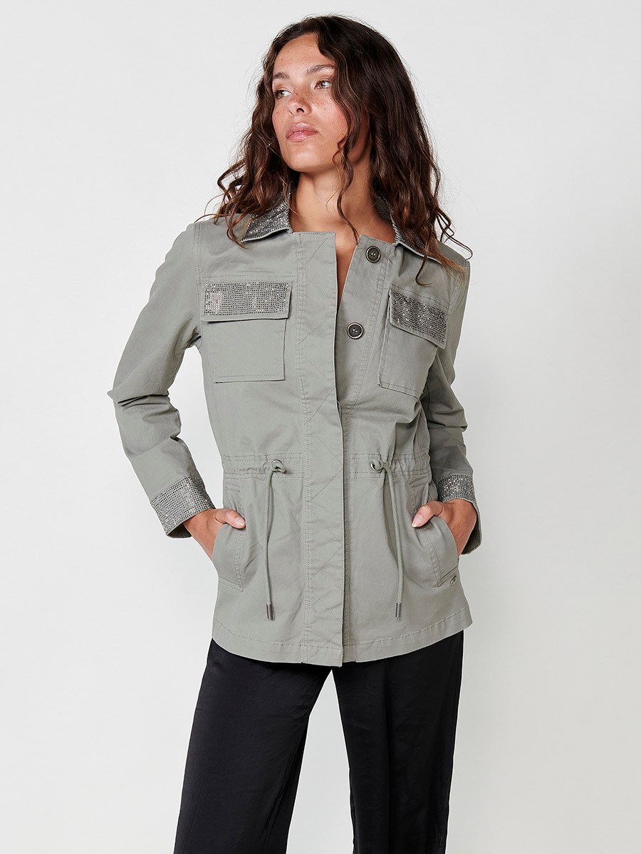 Adjustable waist cotton parka with hip length and long sleeves with a shirt collar and hidden central buttons, has flap pockets and shiny details on the collar, cuffs and pockets with a light interior lining, metallic logo plate in Khaki for Women