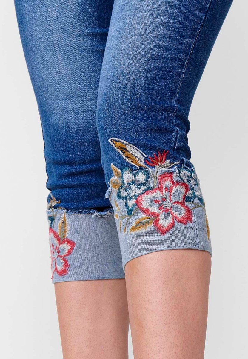 Capri avec finition à revers avec détail brodé de fleurs en Bleu pour Femme