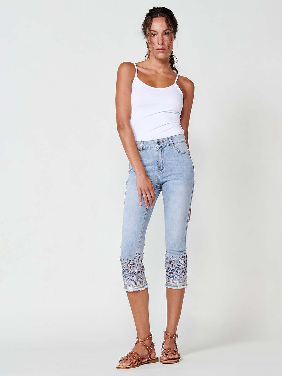 Damen-Elastische Capri-Jeans mit Doppeltem Push-Up und Ethno-Stickerei in Hellblau