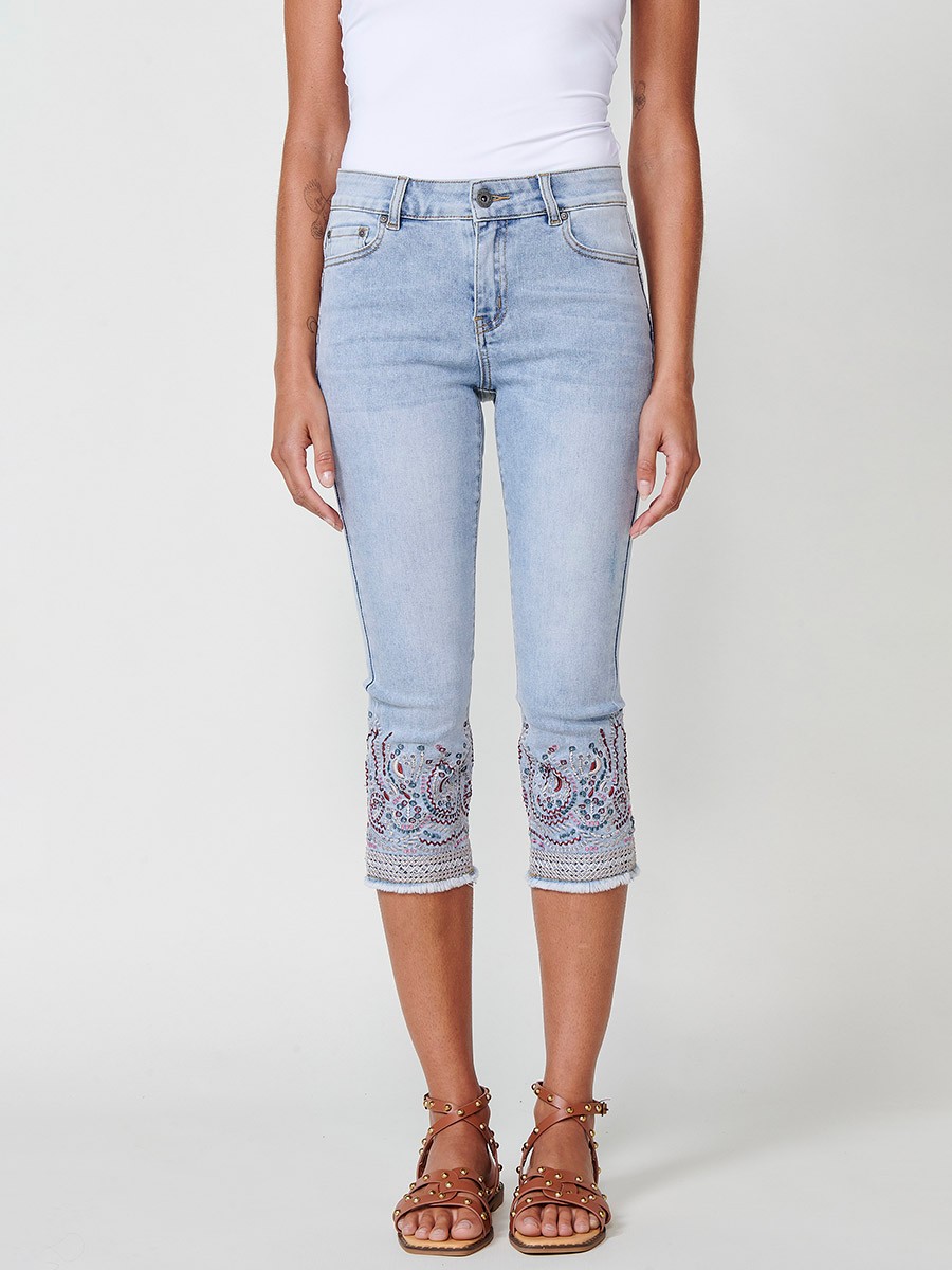 Damen-Elastische Capri-Jeans mit Doppeltem Push-Up und Ethno-Stickerei in Hellblau 3