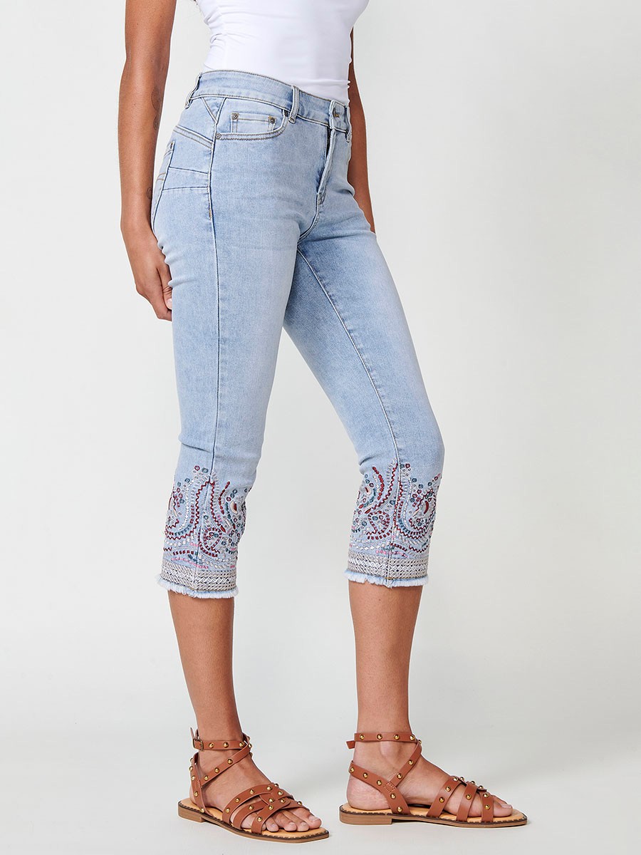 Damen-Elastische Capri-Jeans mit Doppeltem Push-Up und Ethno-Stickerei in Hellblau 2