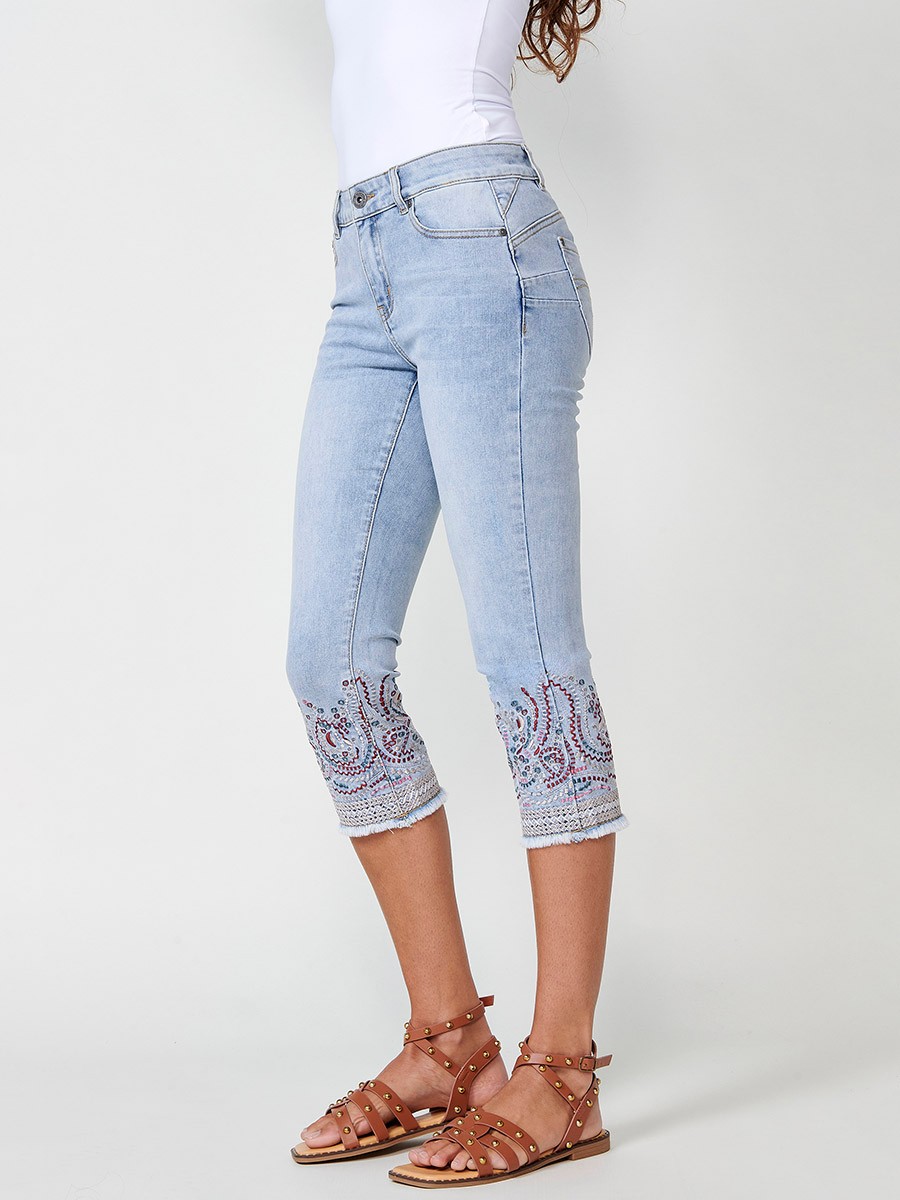 Damen-Elastische Capri-Jeans mit Doppeltem Push-Up und Ethno-Stickerei in Hellblau 4