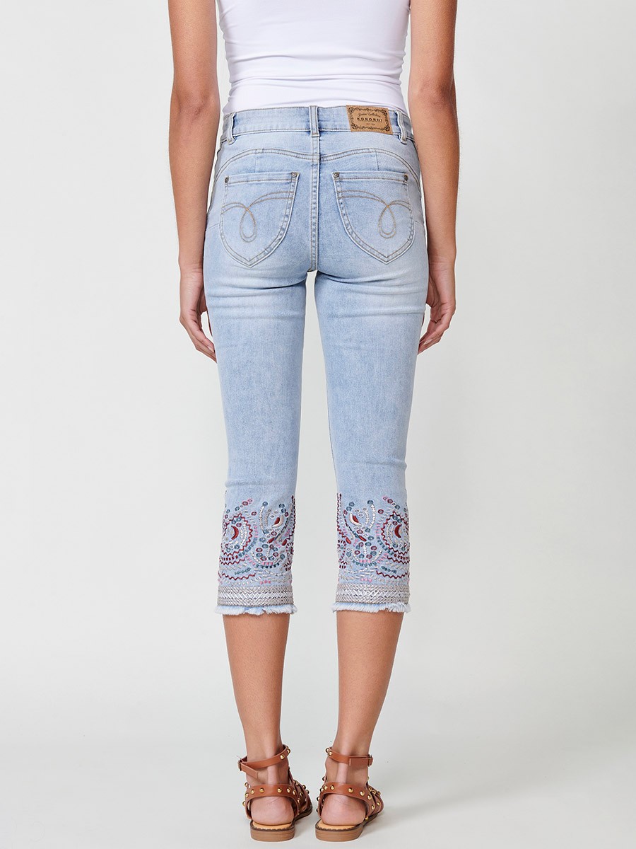 Damen-Elastische Capri-Jeans mit Doppeltem Push-Up und Ethno-Stickerei in Hellblau 1