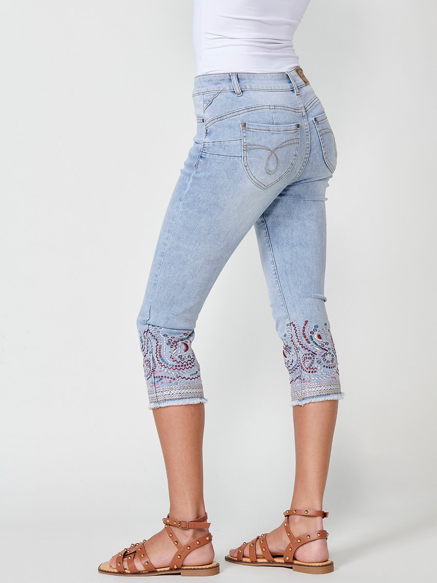 Damen-Elastische Capri-Jeans mit Doppeltem Push-Up und Ethno-Stickerei in Hellblau 7