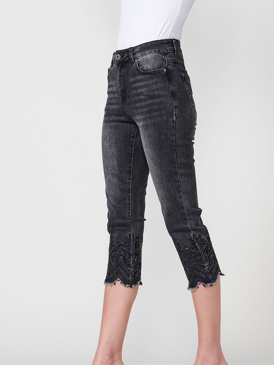 Pantalón corto jeans capri elástico, lavado azul negro de Tiro medio y cinco bolsillos con Doble push up con Cierre con cremallera y botón metálico con Bordado floral y brillos con forma en el bajo color Negro para Mujer 2