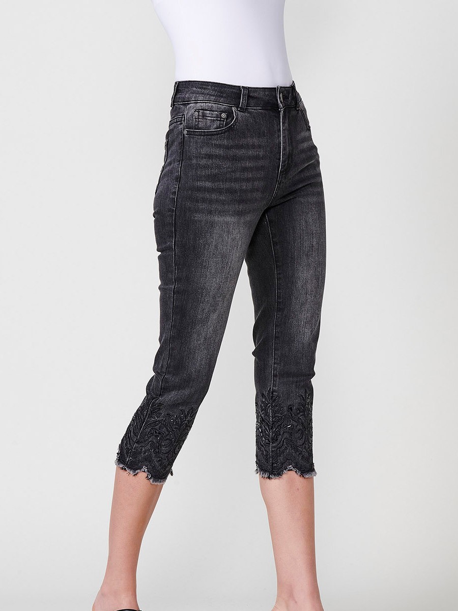 Pantalón corto jeans capri elástico, lavado azul negro de Tiro medio y cinco bolsillos con Doble push up con Cierre con cremallera y botón metálico con Bordado floral y brillos con forma en el bajo color Negro para Mujer 1