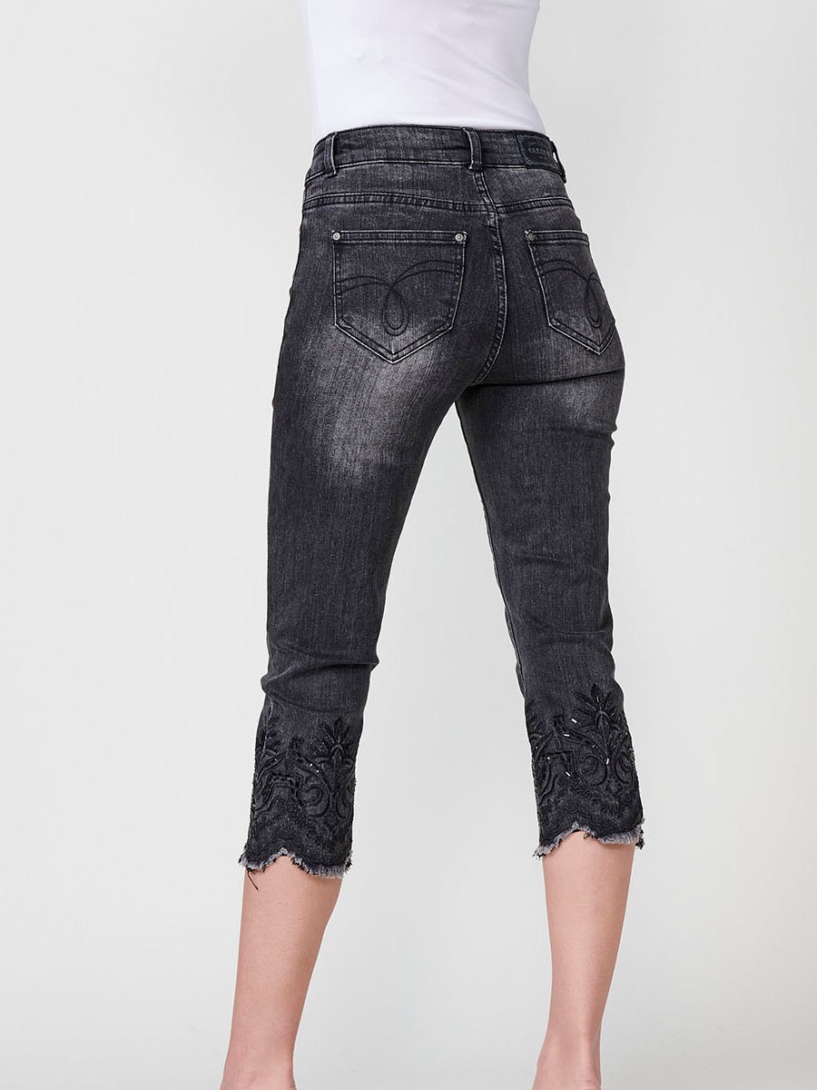 Pantalón corto jeans capri elástico, lavado azul negro de Tiro medio y cinco bolsillos con Doble push up con Cierre con cremallera y botón metálico con Bordado floral y brillos con forma en el bajo color Negro para Mujer 7