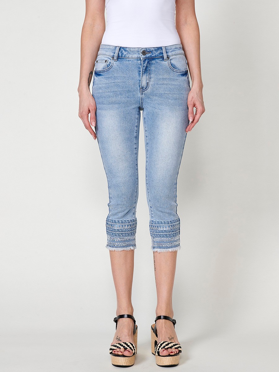 Damen-Elastische Capri-Jeans mit Bestickter Borte und Fransen-Saum in Mittelblau 2