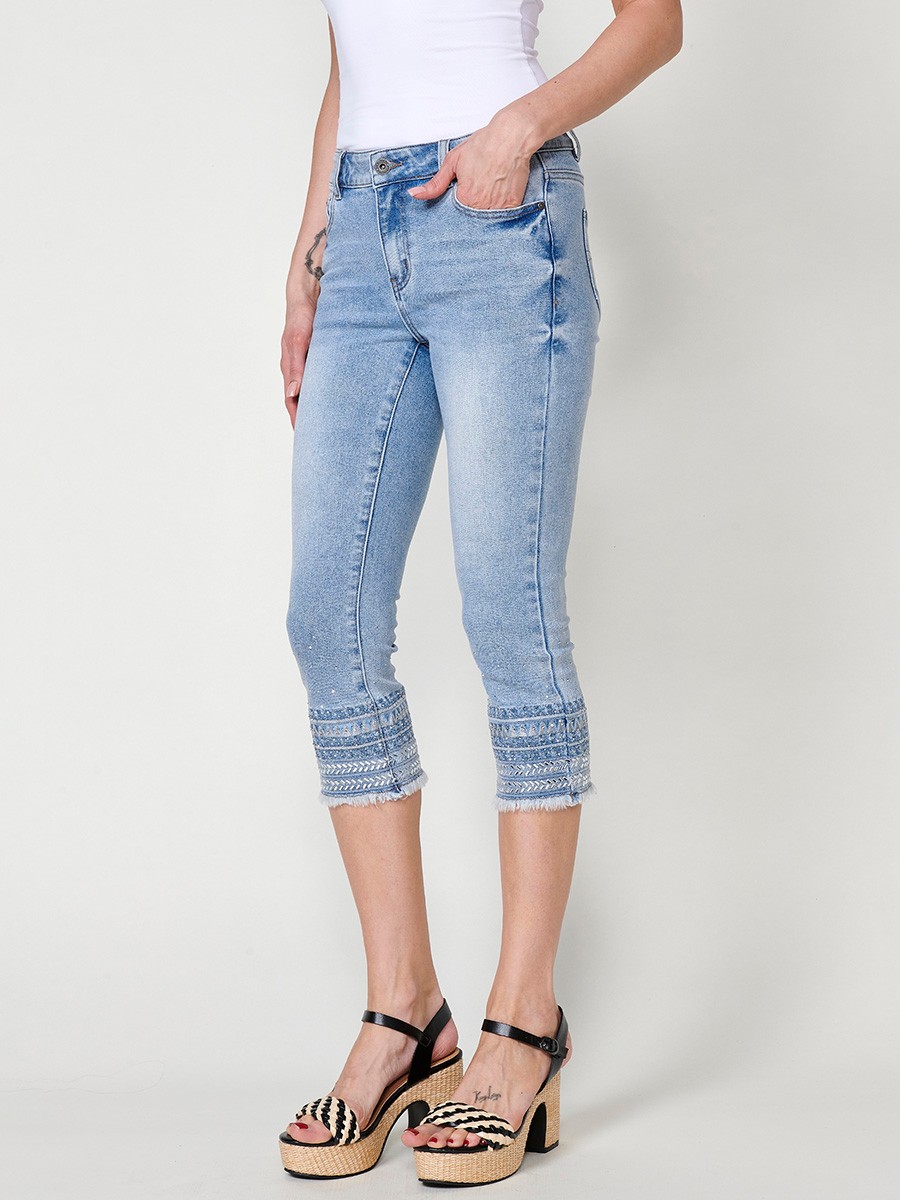 Damen-Elastische Capri-Jeans mit Bestickter Borte und Fransen-Saum in Mittelblau 4