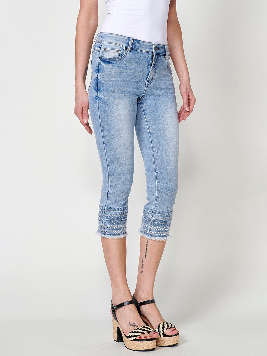 Damen-Elastische Capri-Jeans mit Bestickter Borte und Fransen-Saum in Mittelblau 1