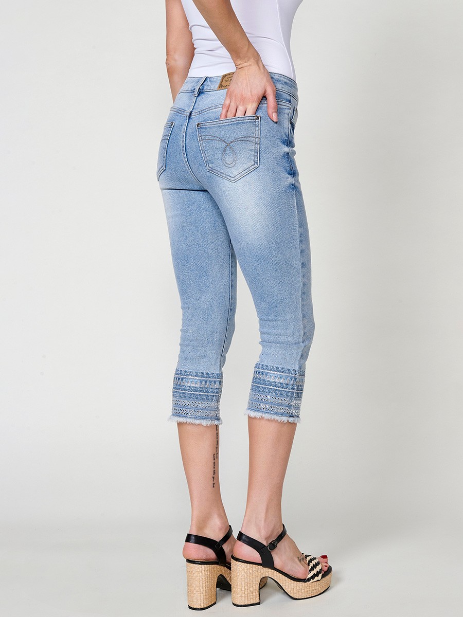 Damen-Elastische Capri-Jeans mit Bestickter Borte und Fransen-Saum in Mittelblau 3