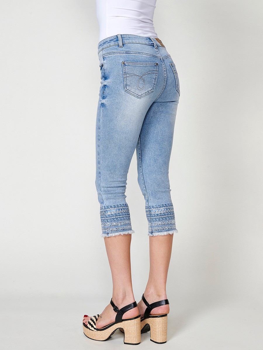 Damen-Elastische Capri-Jeans mit Bestickter Borte und Fransen-Saum in Mittelblau 8