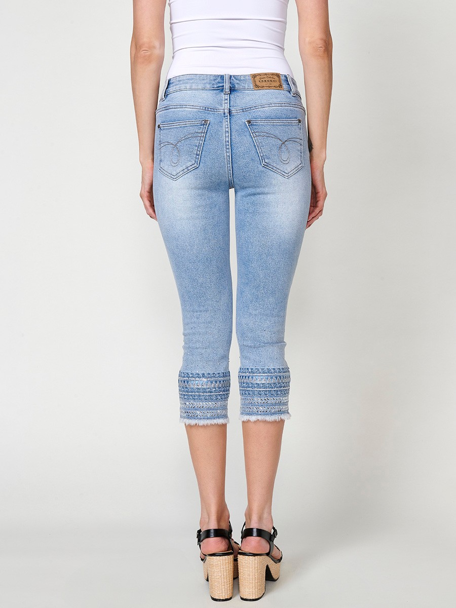 Damen-Elastische Capri-Jeans mit Bestickter Borte und Fransen-Saum in Mittelblau 9