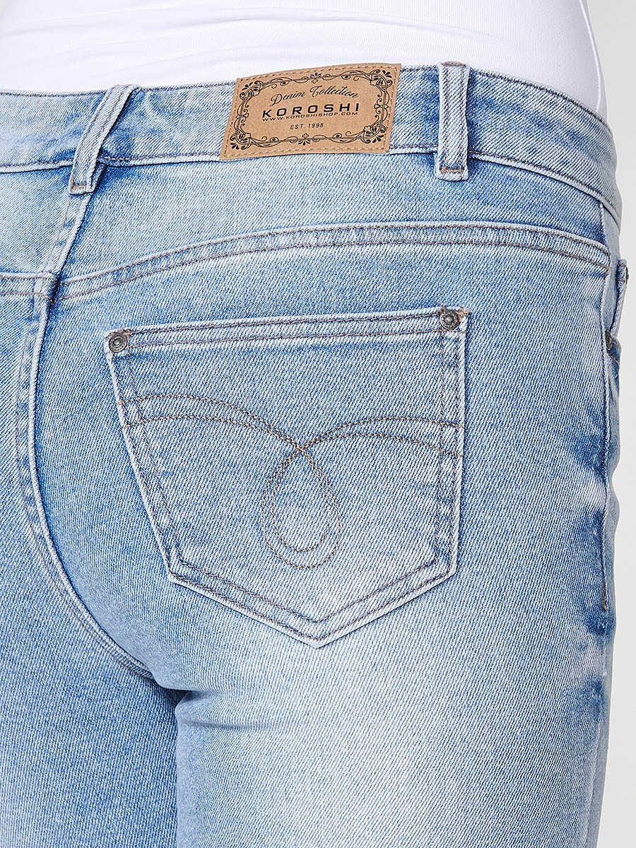 Damen-Elastische Capri-Jeans mit Bestickter Borte und Fransen-Saum in Mittelblau 7