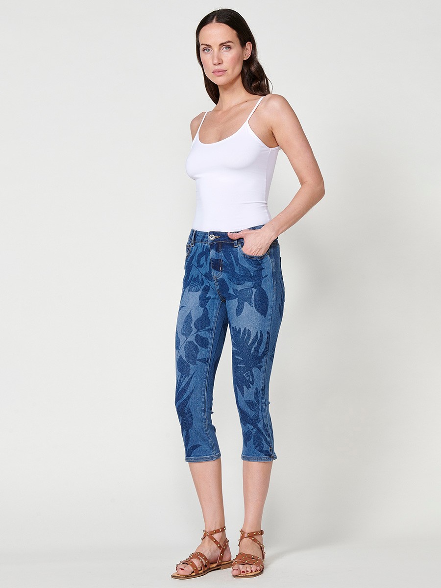 Stretch-Capri-Jeans für Damen mit verwaschenem Effekt, mittlerer Leibhöhe, fünf Taschen, Reißverschluss und Metallknopfverschluss, tropischem Druck und seitlichem Schlitz am Saum in Blau