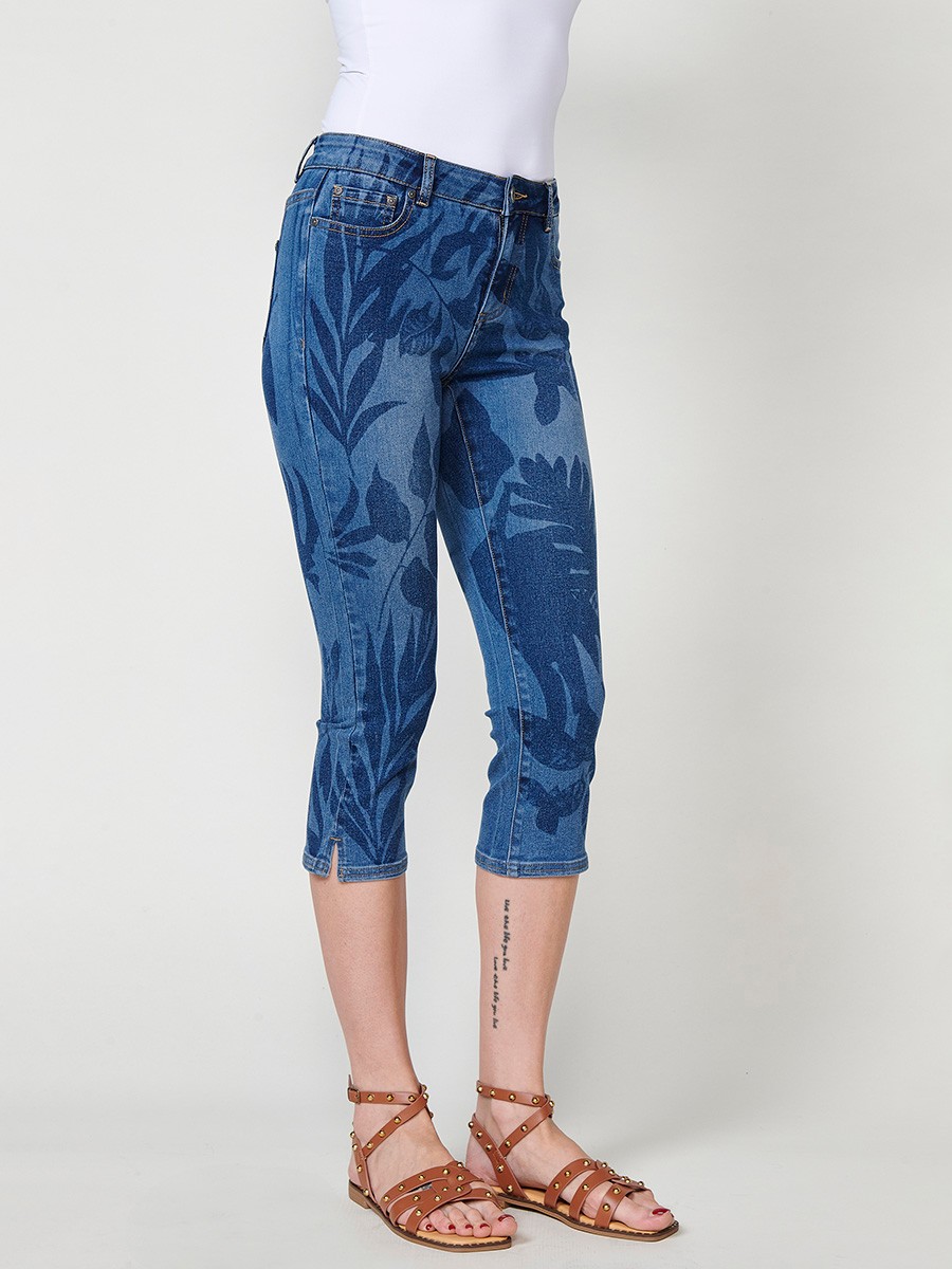 Stretch-Capri-Jeans für Damen mit verwaschenem Effekt, mittlerer Leibhöhe, fünf Taschen, Reißverschluss und Metallknopfverschluss, tropischem Druck und seitlichem Schlitz am Saum in Blau 3