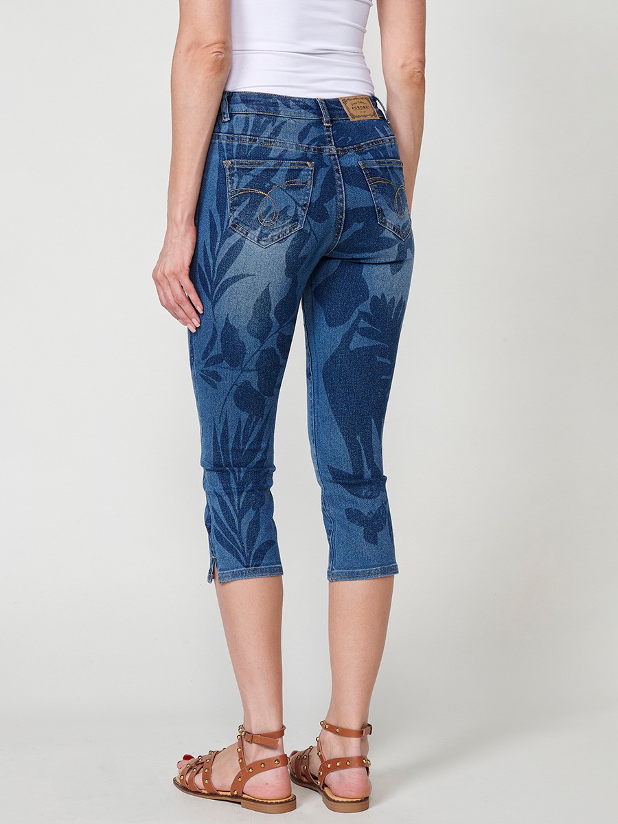 Stretch-Capri-Jeans für Damen mit verwaschenem Effekt, mittlerer Leibhöhe, fünf Taschen, Reißverschluss und Metallknopfverschluss, tropischem Druck und seitlichem Schlitz am Saum in Blau 9