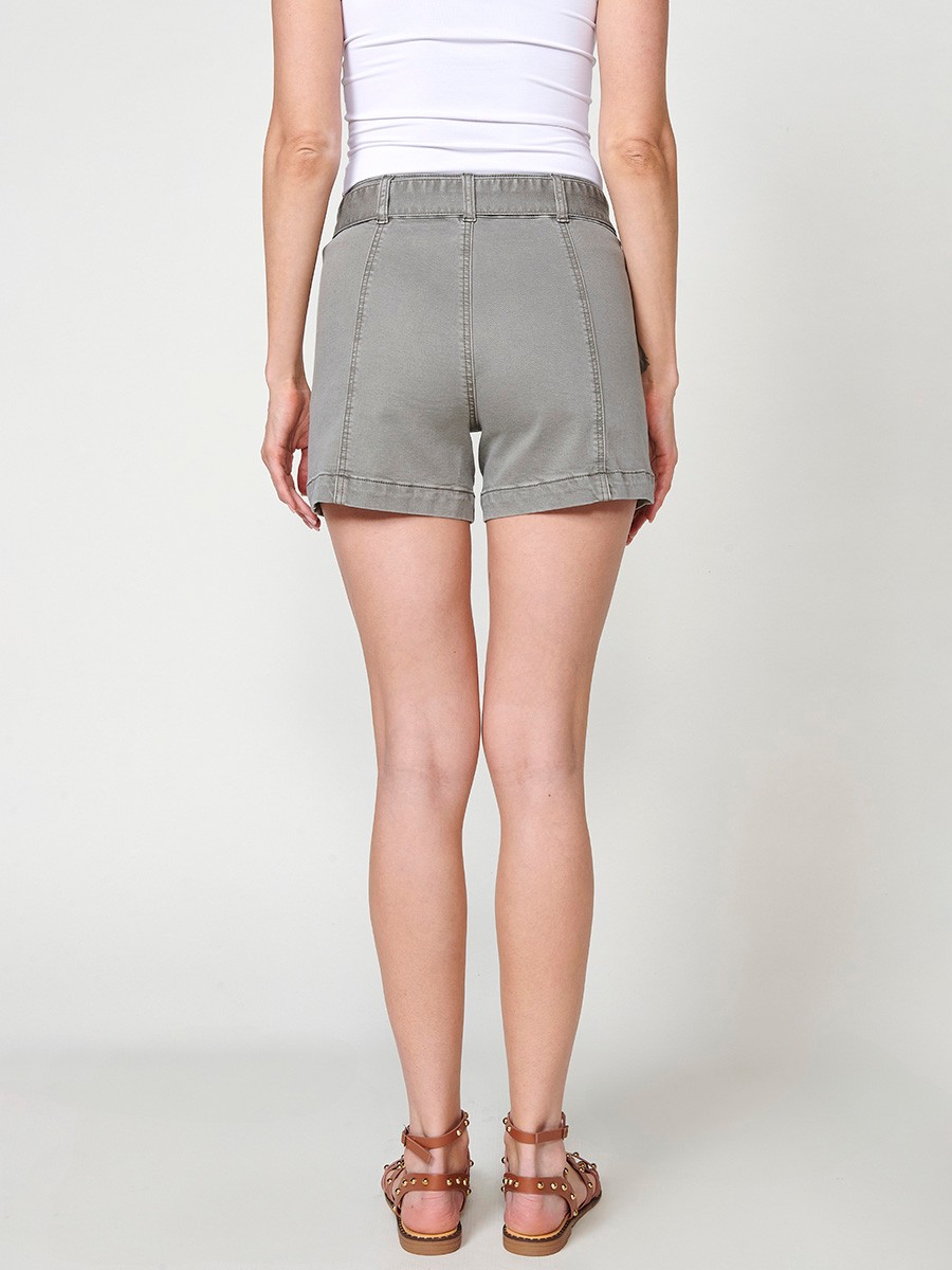 Dehnbare Jeans-Shorts mit mittlerer Leibhöhe, Taschen auf der Vorderseite mit Reißverschluss und Metallknopfverschluss und verstellbarem Gürtel mit Metallschnalle in Khakifarbe für Damen 3