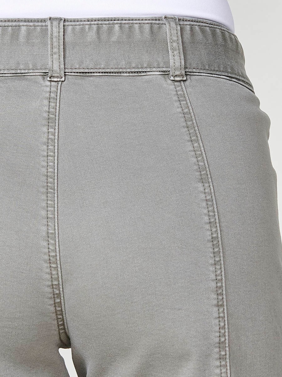 Dehnbare Jeans-Shorts mit mittlerer Leibhöhe, Taschen auf der Vorderseite mit Reißverschluss und Metallknopfverschluss und verstellbarem Gürtel mit Metallschnalle in Khakifarbe für Damen 6