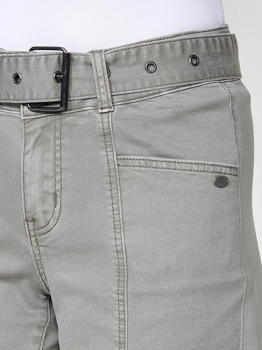 Dehnbare Jeans-Shorts mit mittlerer Leibhöhe, Taschen auf der Vorderseite mit Reißverschluss und Metallknopfverschluss und verstellbarem Gürtel mit Metallschnalle in Khakifarbe für Damen 8