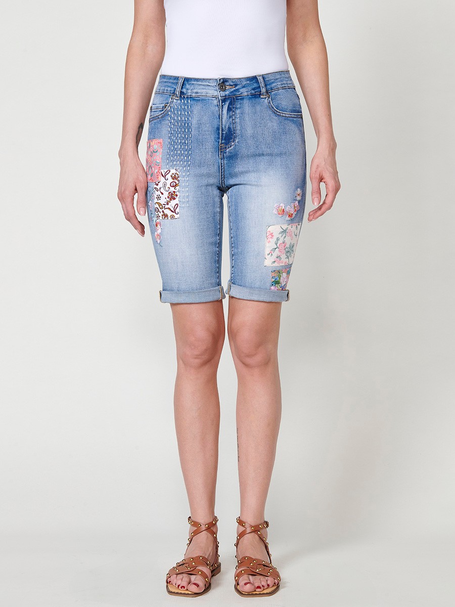 Elastische Short-Jeans mit mittelhoher Leibhöhe und fünf Taschen in Washed-Optik mit Reißverschluss und Metallknopfverschluss mit doppelt umgeschlagenem Saum und Patch aus Stoffmix mit Stickereien mit floralen Motiven in Blau für Damen 2