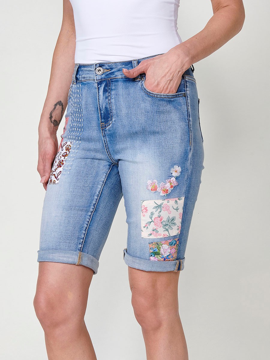 Elastische Short-Jeans mit mittelhoher Leibhöhe und fünf Taschen in Washed-Optik mit Reißverschluss und Metallknopfverschluss mit doppelt umgeschlagenem Saum und Patch aus Stoffmix mit Stickereien mit floralen Motiven in Blau für Damen 1