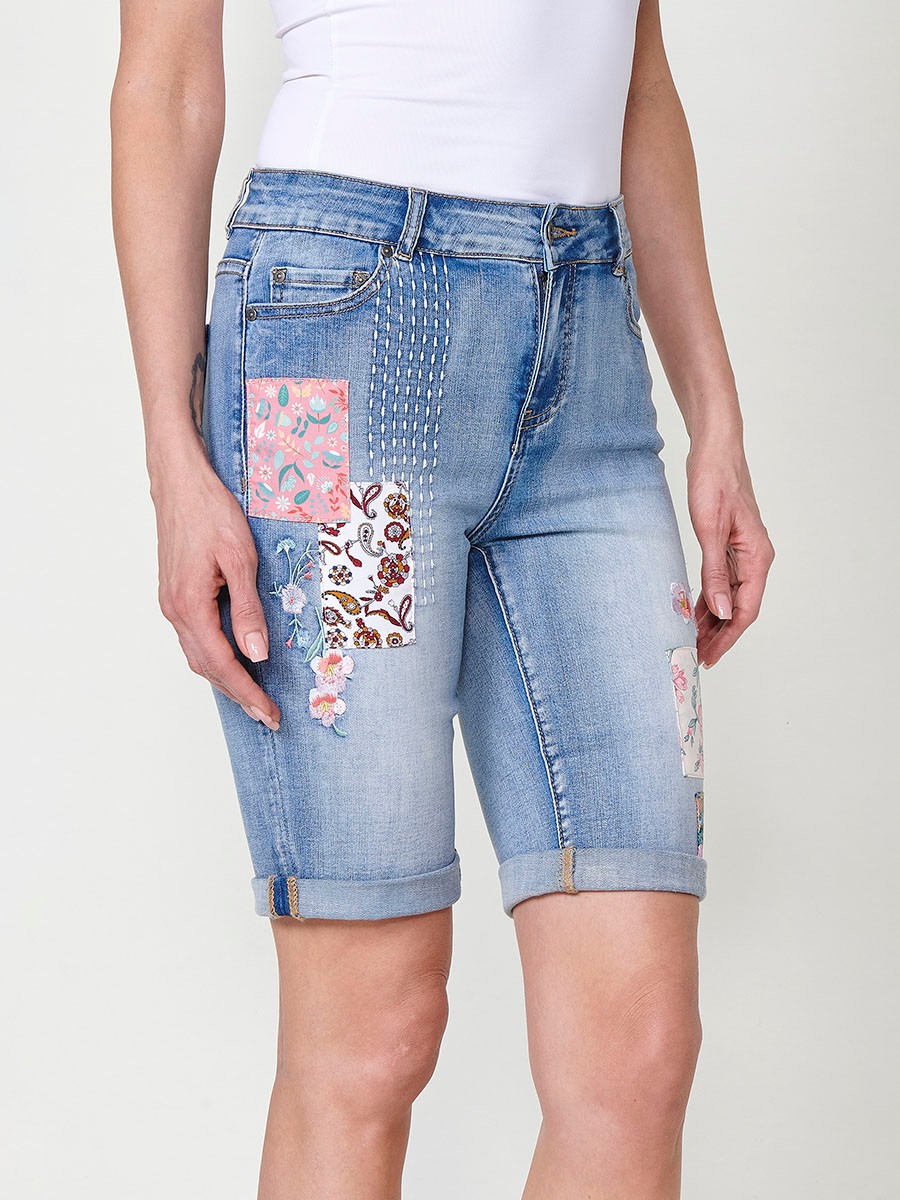 Elastische Short-Jeans mit mittelhoher Leibhöhe und fünf Taschen in Washed-Optik mit Reißverschluss und Metallknopfverschluss mit doppelt umgeschlagenem Saum und Patch aus Stoffmix mit Stickereien mit floralen Motiven in Blau für Damen 3