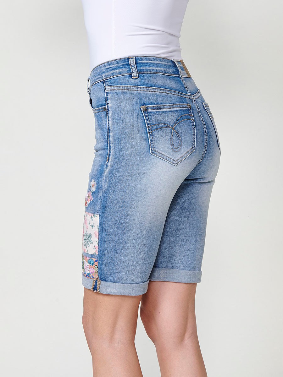 Elastische Short-Jeans mit mittelhoher Leibhöhe und fünf Taschen in Washed-Optik mit Reißverschluss und Metallknopfverschluss mit doppelt umgeschlagenem Saum und Patch aus Stoffmix mit Stickereien mit floralen Motiven in Blau für Damen 8