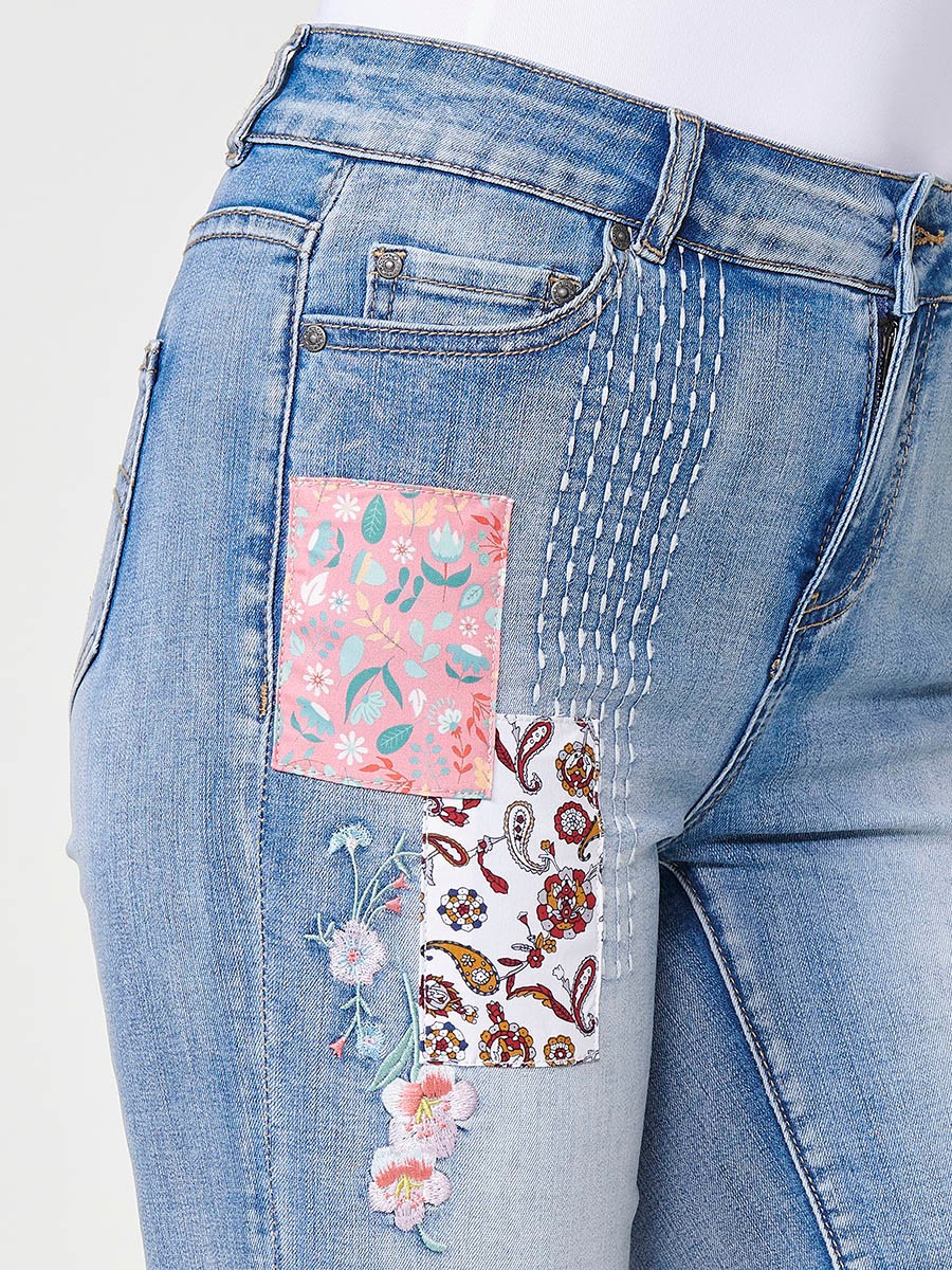 Elastische Short-Jeans mit mittelhoher Leibhöhe und fünf Taschen in Washed-Optik mit Reißverschluss und Metallknopfverschluss mit doppelt umgeschlagenem Saum und Patch aus Stoffmix mit Stickereien mit floralen Motiven in Blau für Damen 6