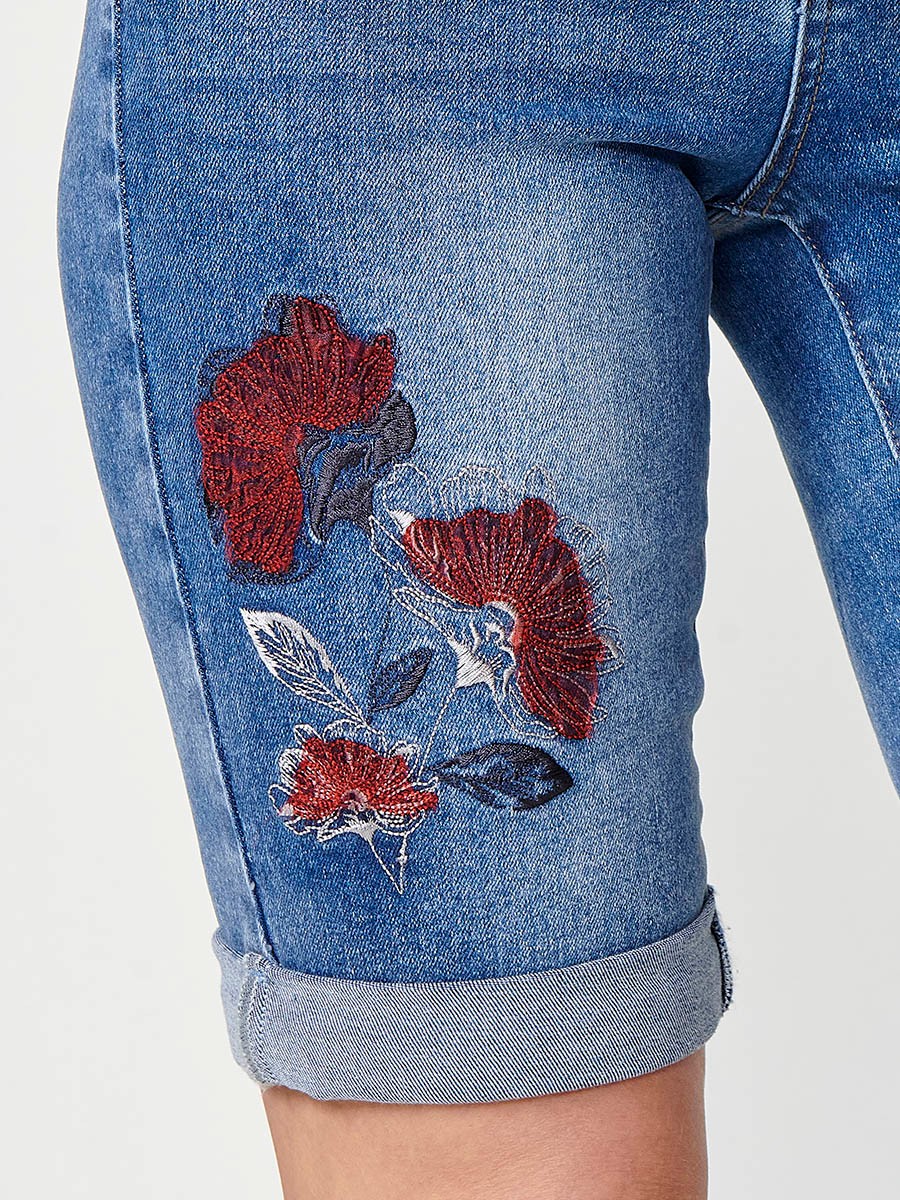 Damen-Elastische Jeansshorts mit Waschungseffekt, Satin-Schal und Blumenstickerei in Blau 7