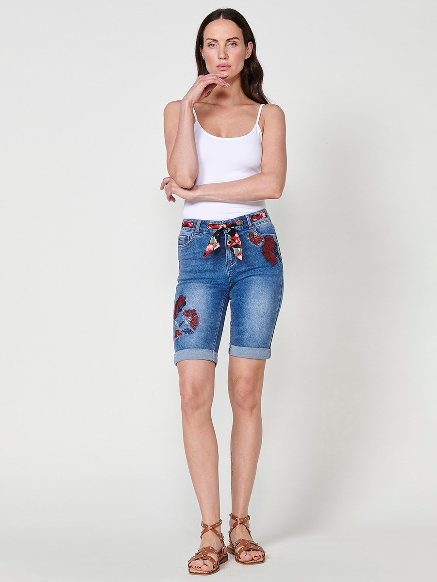 Damen-Elastische Jeansshorts mit Waschungseffekt, Satin-Schal und Blumenstickerei in Blau