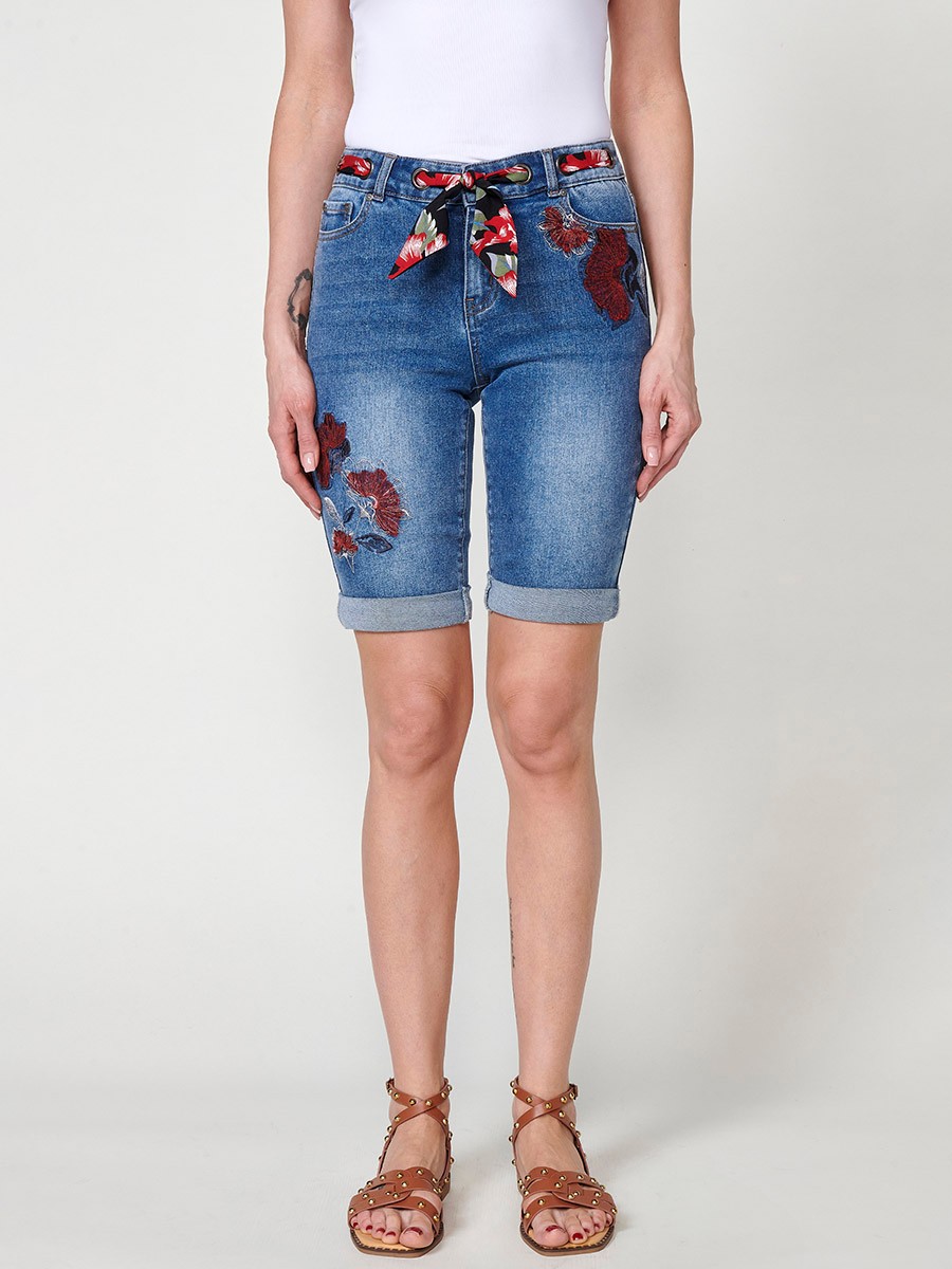 Damen-Elastische Jeansshorts mit Waschungseffekt, Satin-Schal und Blumenstickerei in Blau 4