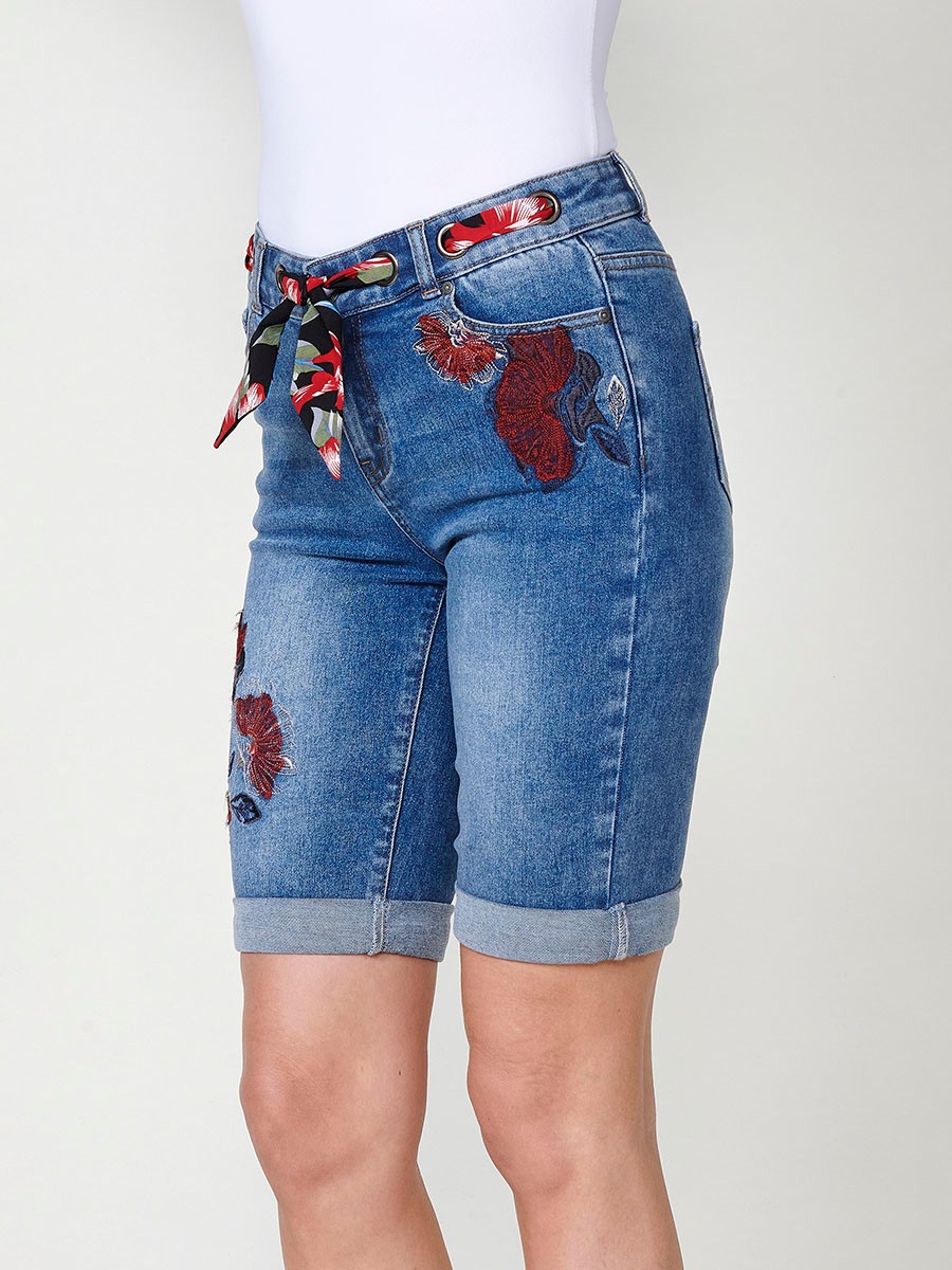 Damen-Elastische Jeansshorts mit Waschungseffekt, Satin-Schal und Blumenstickerei in Blau 3