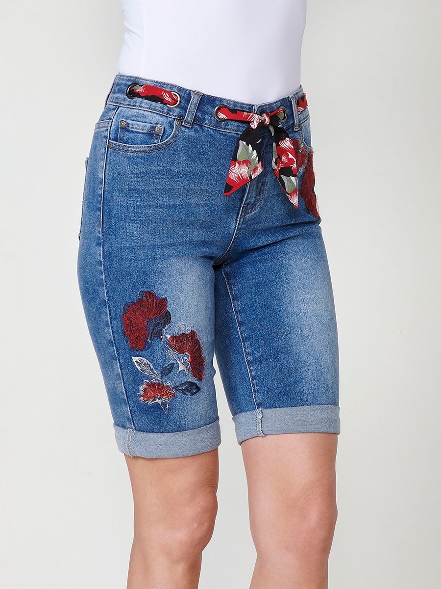 Damen-Elastische Jeansshorts mit Waschungseffekt, Satin-Schal und Blumenstickerei in Blau 1