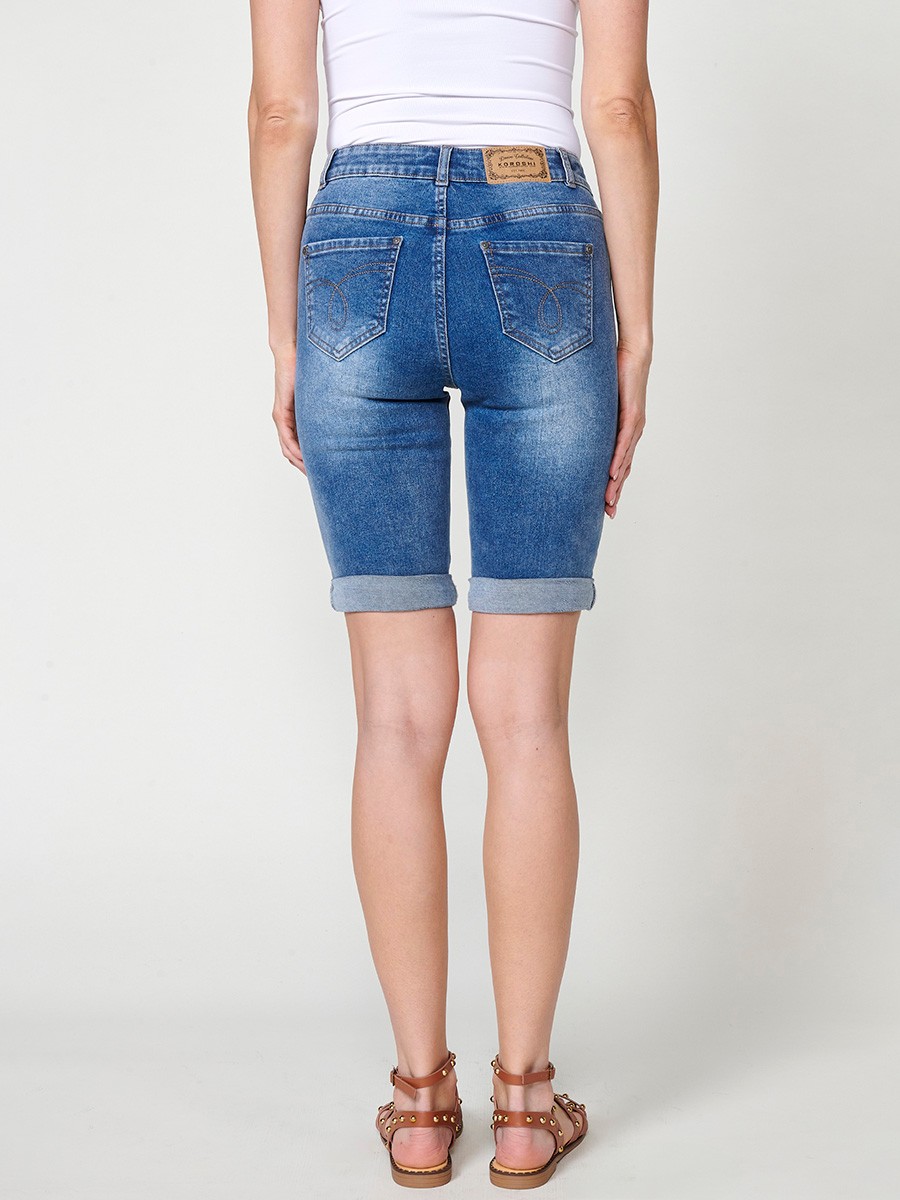 Damen-Elastische Jeansshorts mit Waschungseffekt, Satin-Schal und Blumenstickerei in Blau 2